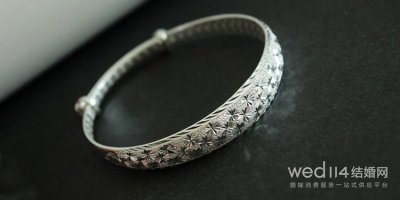 ​银镯子变黄是什么原因（银镯子变黄是什么原因 银镯子变黄怎么清洗）