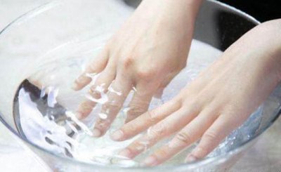 ​502胶水怎么洗掉最简单的方法（手指被502胶水粘住怎么办？四个小妙招教你轻