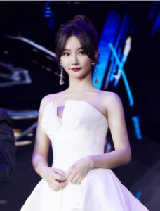 ​老皇族Tabe婚礼：老队友UZI等带女友前往，Miss：同桌还有某开