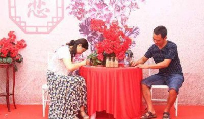 ​男子相亲,女方带闺蜜蹭饭,结账时提出AA制,女子将果汁泼其身上