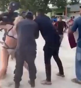 ​因为穿着比基尼太过性感，女游客在马尔代夫海滩被警察抓捕拖走