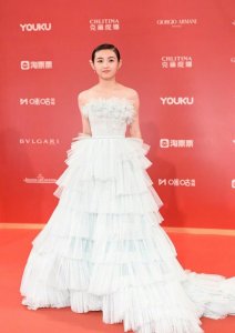 ​张子枫红毯发型甜美可人，有一种美叫做＂选对发型很重要＂