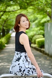 ​46岁的北条麻妃，依旧少女感十足，穿旗袍更显韵味！