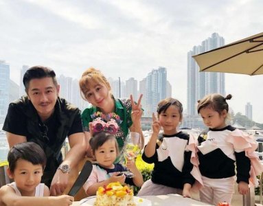 ​蒋丽莎怀第5胎？小腹凸出孕味足，穿比基尼海边热舞，大长腿吸睛
