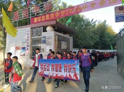 ​鄱阳县有10个人口超过5万的乡镇，现在有三个乡镇具备办高中