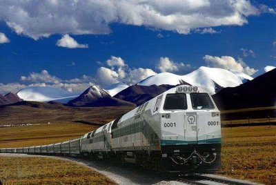 ​要么旅行，要么读书，身体和灵魂，必须有一个在路上