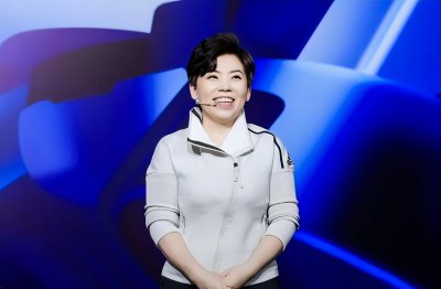 ​邓亚萍3次辟谣！败光20亿假的，跪教皇假的，儿子法国籍假的！