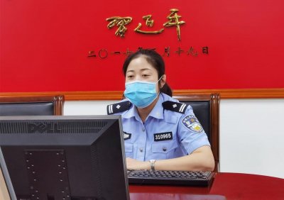 ​披荆斩棘的警花教员“曾老师”