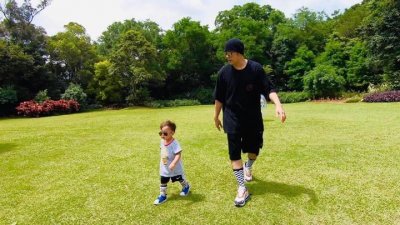 ​周杰伦与儿子散步，小小周戴墨镜酷炫，周董被调侃成保镖