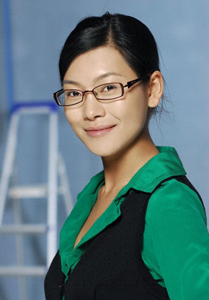 环球小姐冠军出身的齐芳，以其美貌和魅力成为众多观众心中的女神
