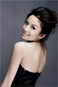 ​环球小姐冠军出身的齐芳，以其美貌和魅力成为众多观众心中的女神