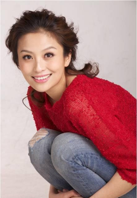 环球小姐冠军出身的齐芳，以其美貌和魅力成为众多观众心中的女神