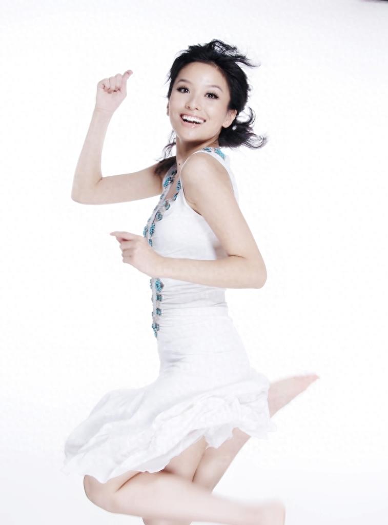 环球小姐冠军出身的齐芳，以其美貌和魅力成为众多观众心中的女神