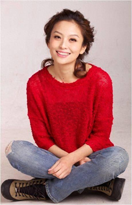 环球小姐冠军出身的齐芳，以其美貌和魅力成为众多观众心中的女神
