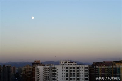 ​有人质疑小学语文“月儿弯弯挂蓝天”，我有照片为证