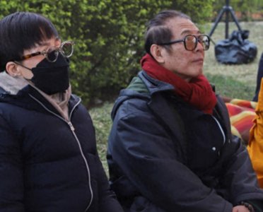 ​60岁李连杰近照流出，满脸黑斑掉发严重，憔悴病容令人担忧