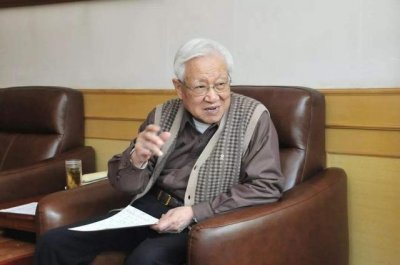 ​他58岁担任山东省长，63岁担任山东省委书记，今年92岁