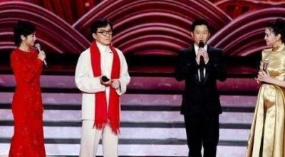 ​春晚现场成龙和吴京合唱《中国》，一同感受两代功夫人的另一面