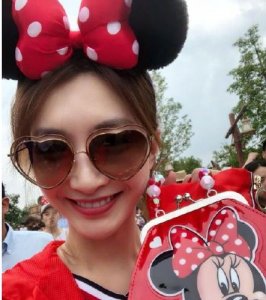 ​迪士尼偶遇江疏影 带米奇发卡变少女