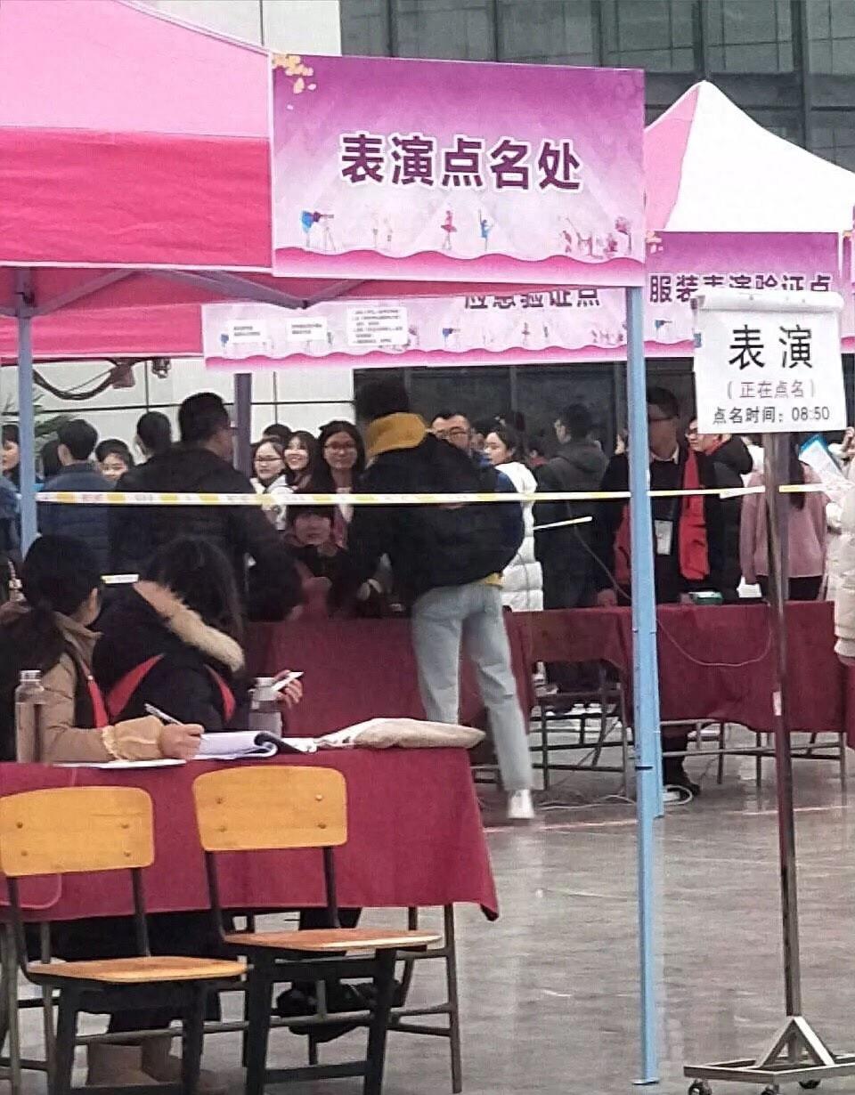 吴磊现身成都理工大学参加艺考，引粉丝疯狂尖叫