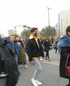 ​吴磊现身成都理工大学参加艺考，引粉丝疯狂尖叫