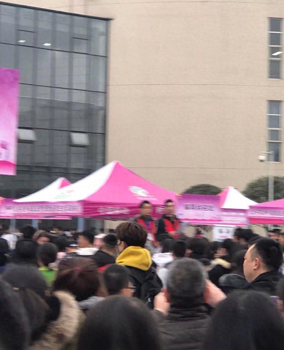 吴磊现身成都理工大学参加艺考，引粉丝疯狂尖叫