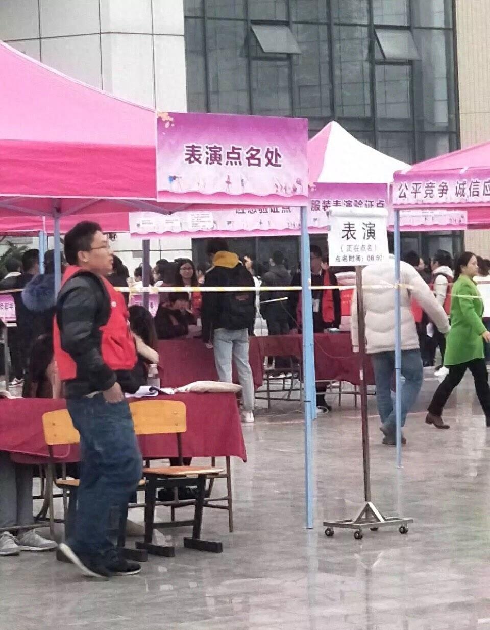 吴磊现身成都理工大学参加艺考，引粉丝疯狂尖叫