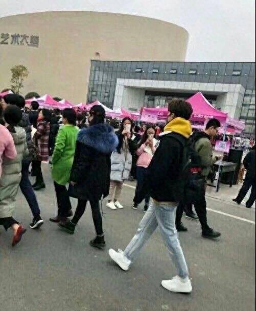 吴磊现身成都理工大学参加艺考，引粉丝疯狂尖叫