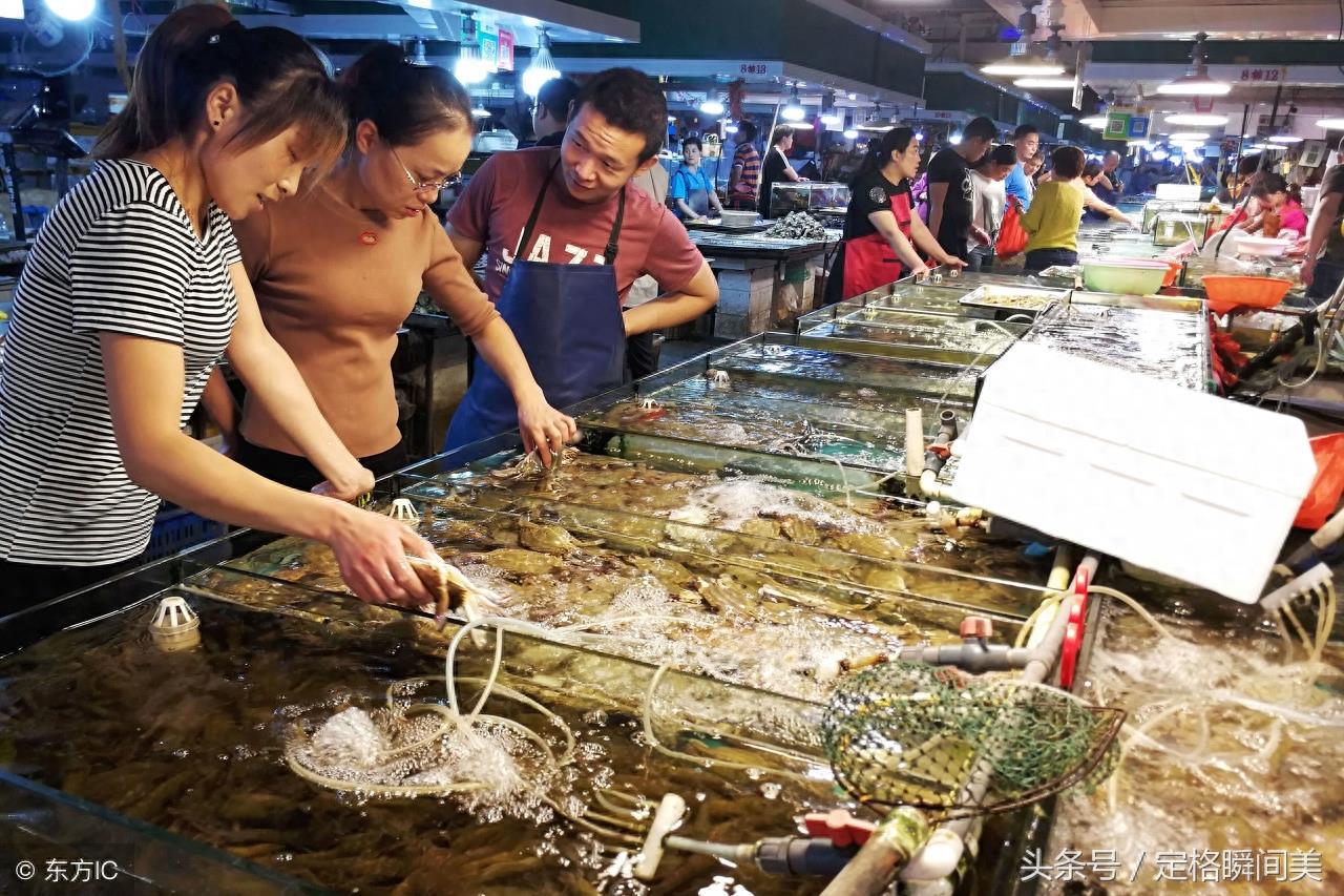 走进青岛最大的海鲜零售市场 琳琅满目的海鲜 让吃货们看了就嘴馋