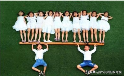 ​幼儿园毕业照“走红”，气势不输大学生，家长看了抿嘴笑！