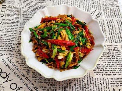 ​第一次尝试蒜苗炒豆腐皮，没想到这么好吃
