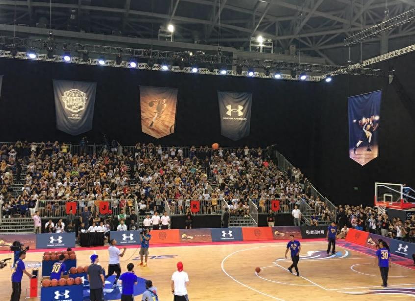 库里中国行广州站现场：双手运球＋超远三分惹全场球迷高呼MVP