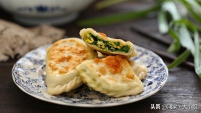 ​韭菜盒子的懒人做法，用这个方法和面，皮酥鲜香，凉了也不硬
