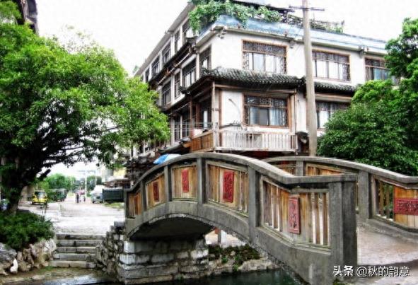 广西桂林兴安灵渠，是世界上最古老的运河之一，著名景点：水街