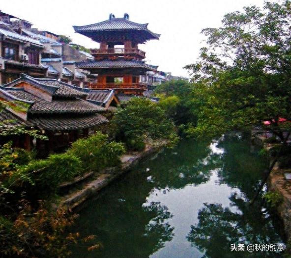 广西桂林兴安灵渠，是世界上最古老的运河之一，著名景点：水街
