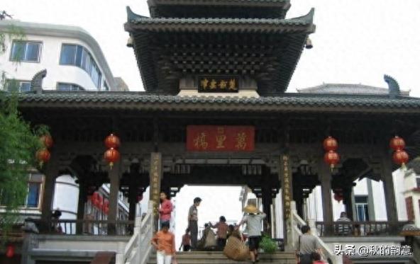 广西桂林兴安灵渠，是世界上最古老的运河之一，著名景点：水街