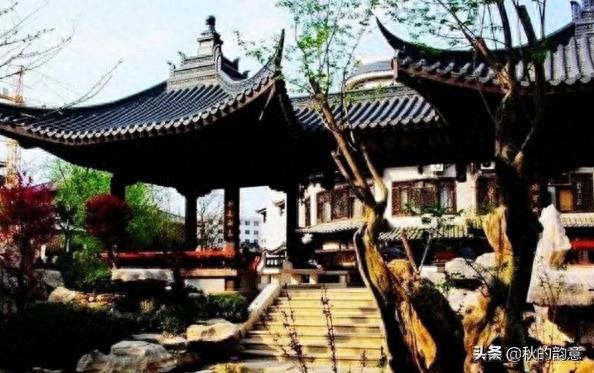 广西桂林兴安灵渠，是世界上最古老的运河之一，著名景点：水街