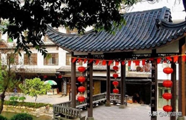 广西桂林兴安灵渠，是世界上最古老的运河之一，著名景点：水街