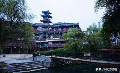 ​广西桂林兴安灵渠，是世界上最古老的运河之一，著名景点：水街