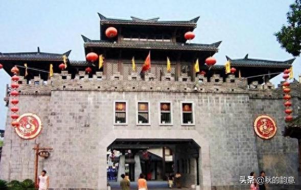 广西桂林兴安灵渠，是世界上最古老的运河之一，著名景点：水街