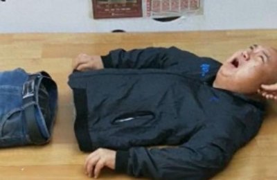 ​男子表演惊险的人体分离术，不料被当众拆穿，网友忍不住笑喷了！