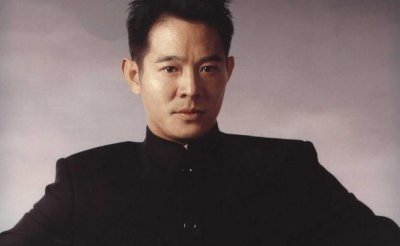 ​59岁李连杰近照曝光！现身佛教与大师对谈，头顶大块头皮屑抢镜