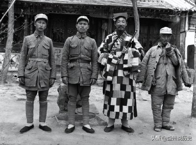 ​狼牙山五壮士再回狼牙山向救命恩人辞行，在山上合影背后的故事