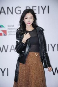 ​童菲绝对是一个连王晶都没有带火的女星，但身材绝对是公认的好