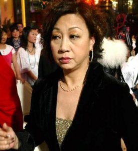 ​她是洪金宝成龙的师姐，凭借“包租婆”一角再次走红，她就是元秋