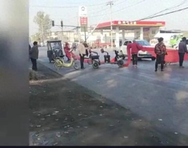 ​数十名老人为要回补偿