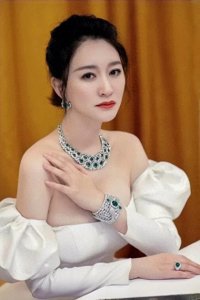 ​“冷白皮”李小冉的跌
