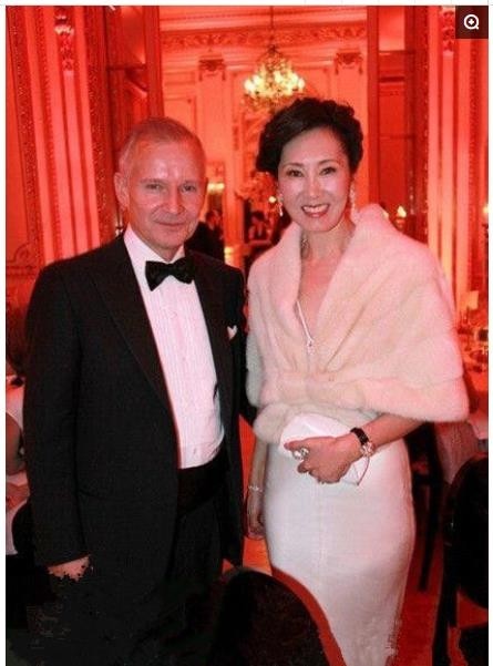 王健林老婆林宁，自己拥有投资集团，气质不凡，背景深厚