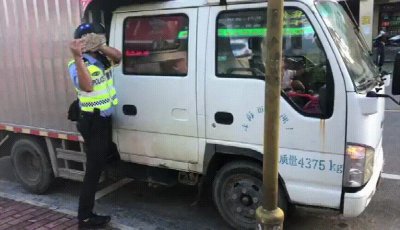 ​一岁多女童被锁车内大