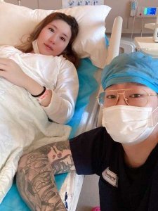 ​红花会原会长弹壳升级当爸 晒母女同框照报平安